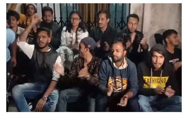 তিনদফা দাবিতে পাঁচ ঘন্টা অবরুদ্ধ এমসি কলেজের অধ্যক্ষ