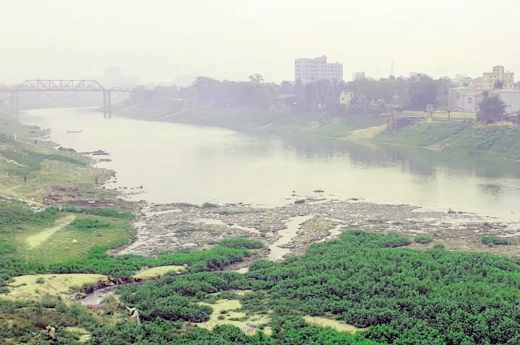 আবর্জনার কারখানা : সুরমা নদী
