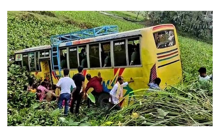 জগন্নাথপুরে নিয়ন্ত্রণ হারিয়ে যাত্রীবাহী বাস খাদে, আহত ১৫