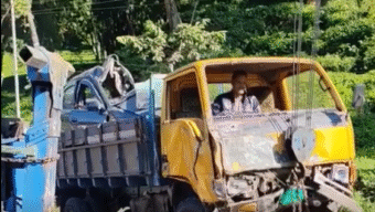 এয়ারপোর্ট রোডে প্রাইভেটকারকে ট্রাকের ধাক্কা, নিহত ১ আহত ৮