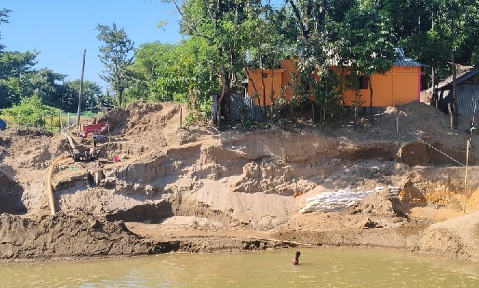 অবৈধভাবে বালু উত্তোলন মামলায় জাফলংয়ে আসামি গ্রেপ্তার