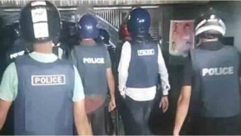 মোগলাবাজার থানাধীন মোল্লারচক গ্রামে এক ছাত্রলীগ নেতার খোঁজে তার বাড়িতে অভিযান চালিয়েছে পুলিশ