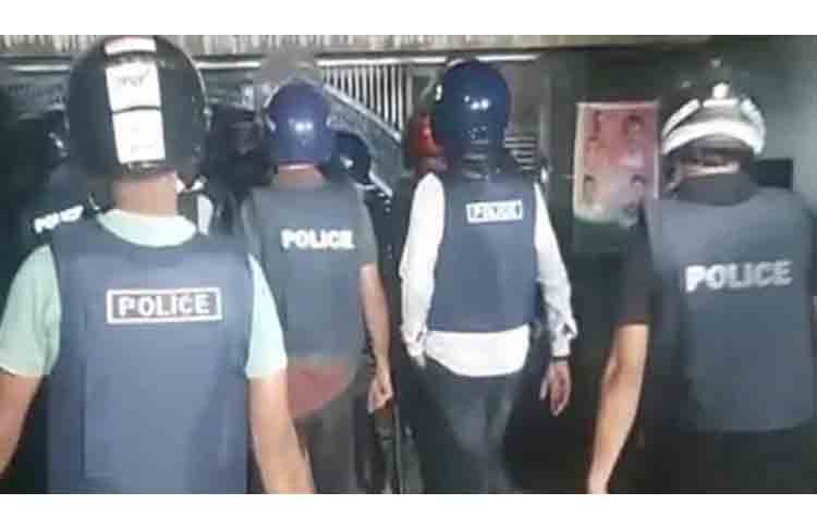 মোগলাবাজার থানাধীন মোল্লারচক গ্রামে এক ছাত্রলীগ নেতার খোঁজে তার বাড়িতে অভিযান চালিয়েছে পুলিশ